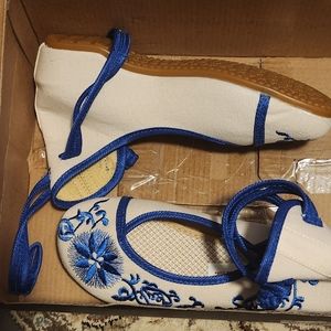 Women's embroidered blue & beige flat shoe